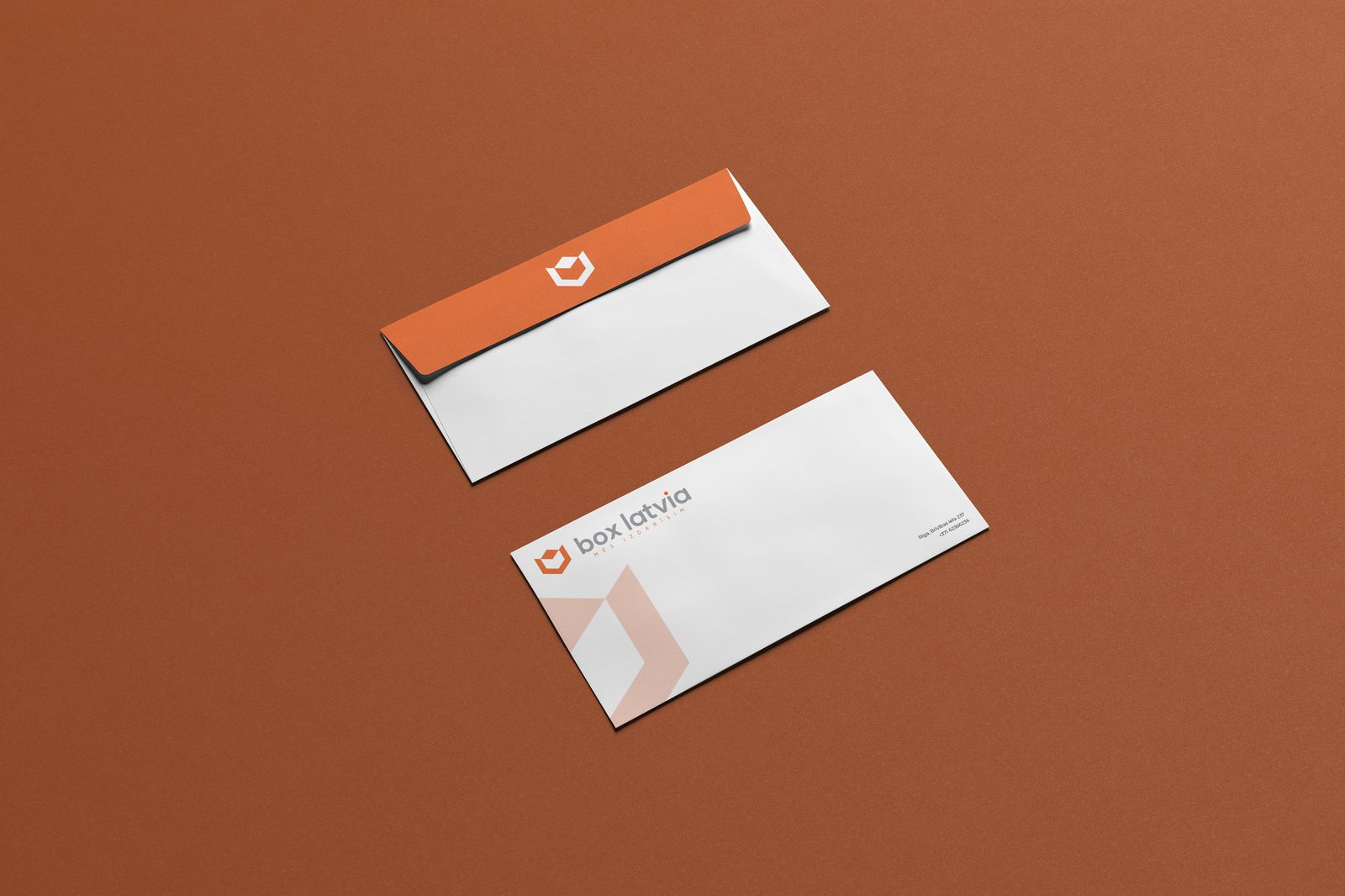 Divas Box Latvia aploksnes ar oranžu joslu un logotipu