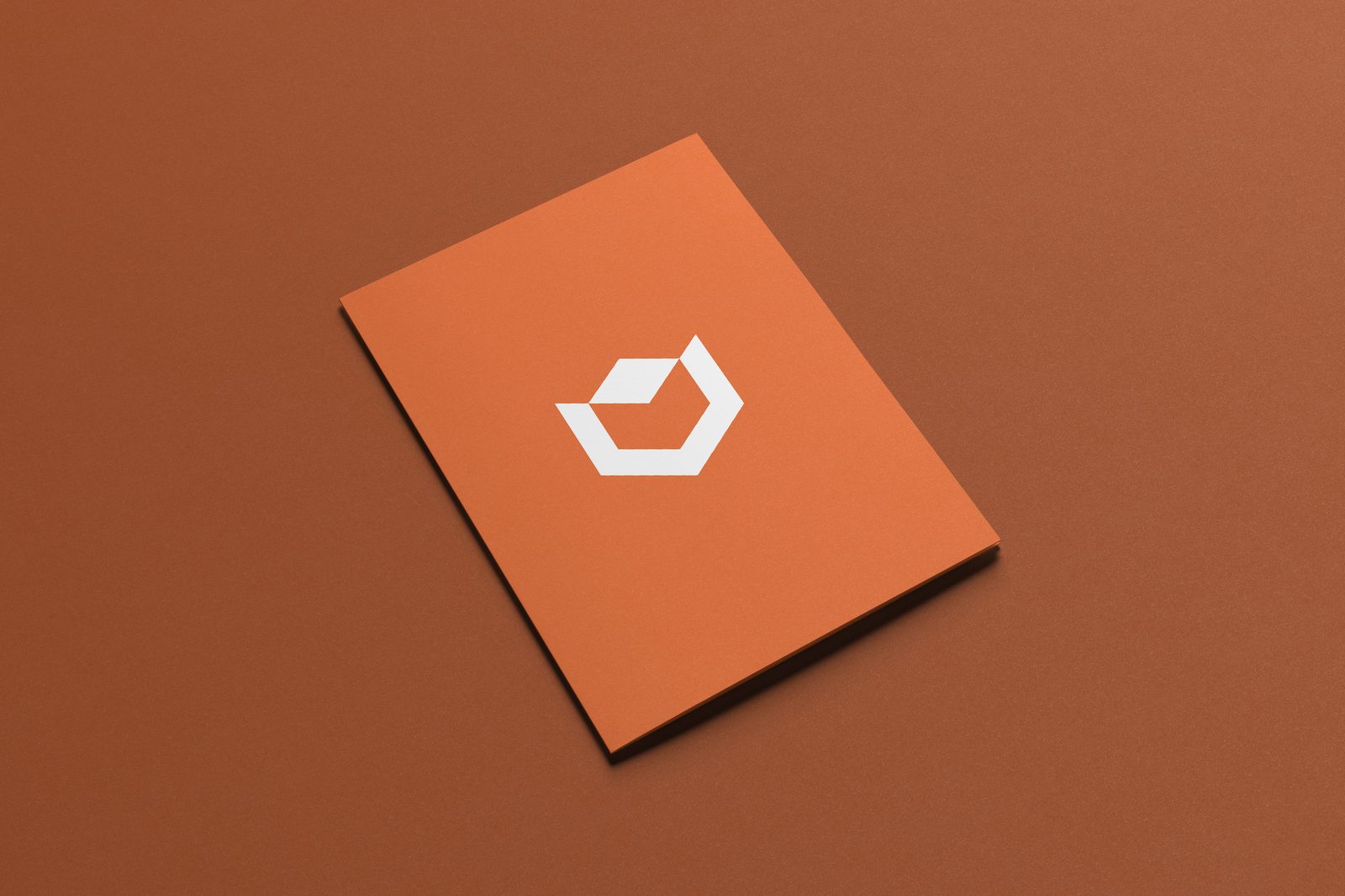 Oranža Box Latvia mape ar baltu logotipu