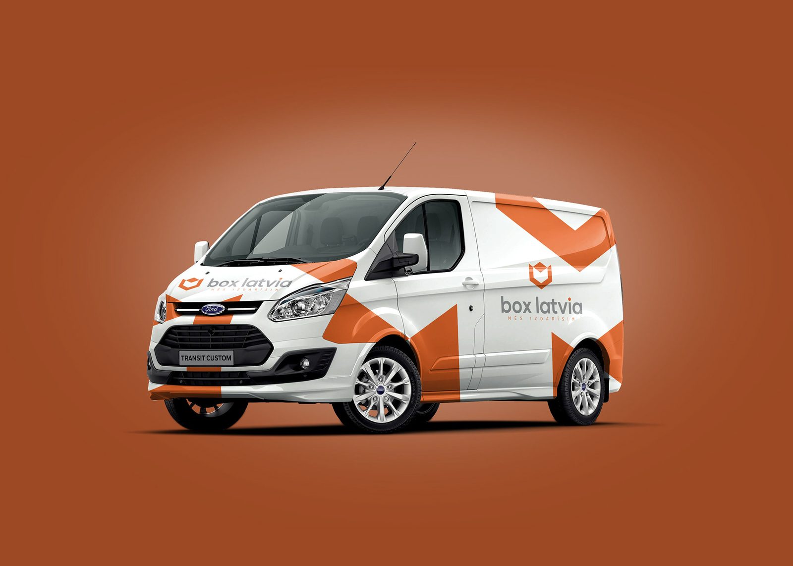 Balts Box Latvia piegādes furgons ar logotipu un oranžu ģeometrisku apdruku