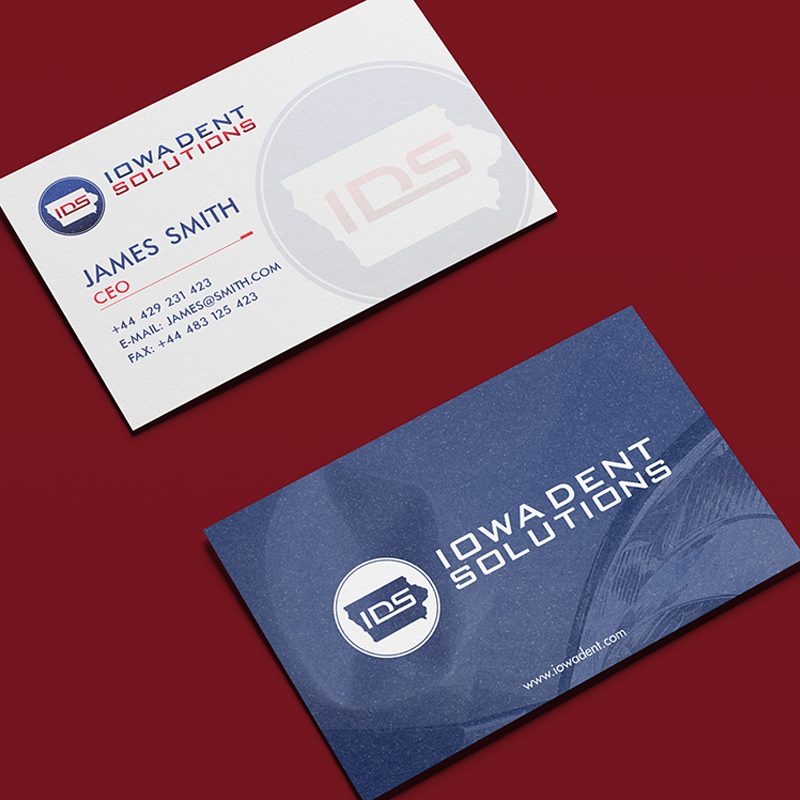 Iowa Dent Solutions vizītkartes uz sarkana fona