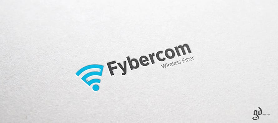 Fybercom logotips ar bezvadu signāla zīmi, iespiests gaišā papīrā