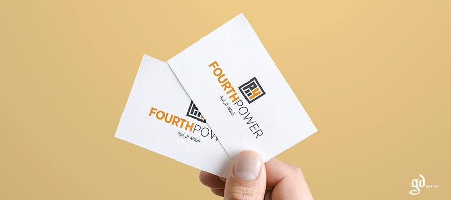 Fourth Power vizītkartes rokā, logotips oranžā un melnā krāsā