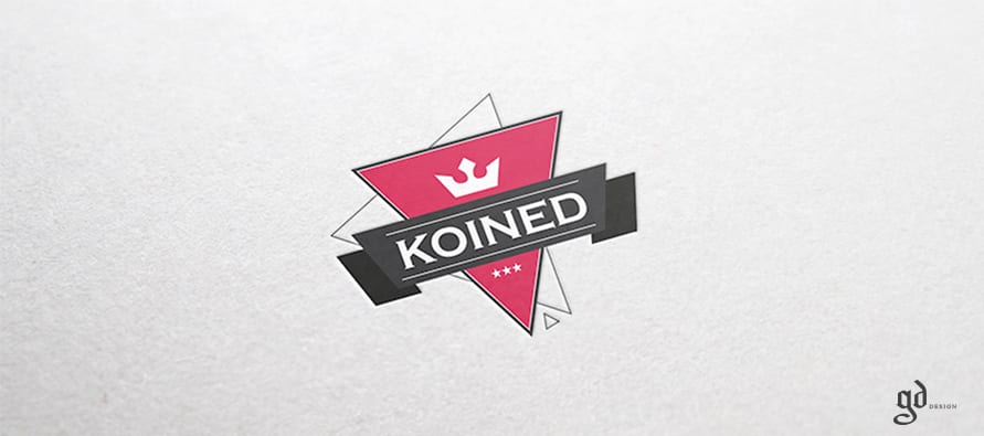 Koined logotips ar kroni sarkanā trīsstūrī uz balta papīra